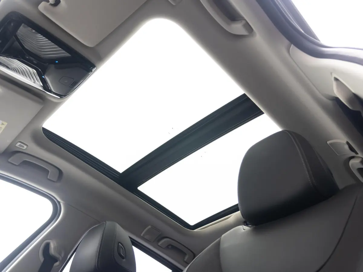 330e SoH 90% | Innovationspakket | Comfort Access | Achteruitrijcamera | Panoramadak | Stoelverwarming | Head-Up Display | 19 inch | Trekhaak