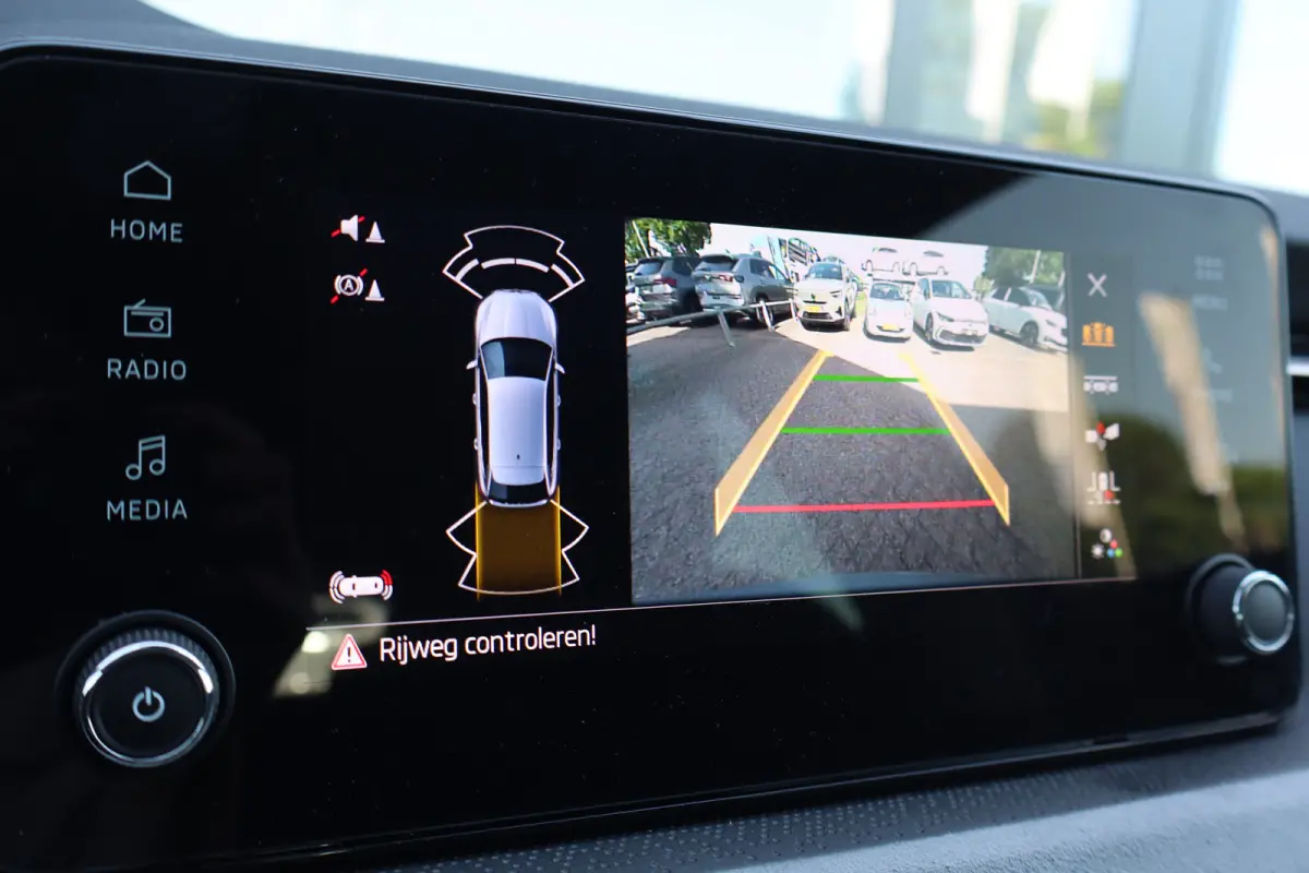 Business Edition | Achteruitrijcamera | Chromen raamlijsten | Cruise control met speedlimiter