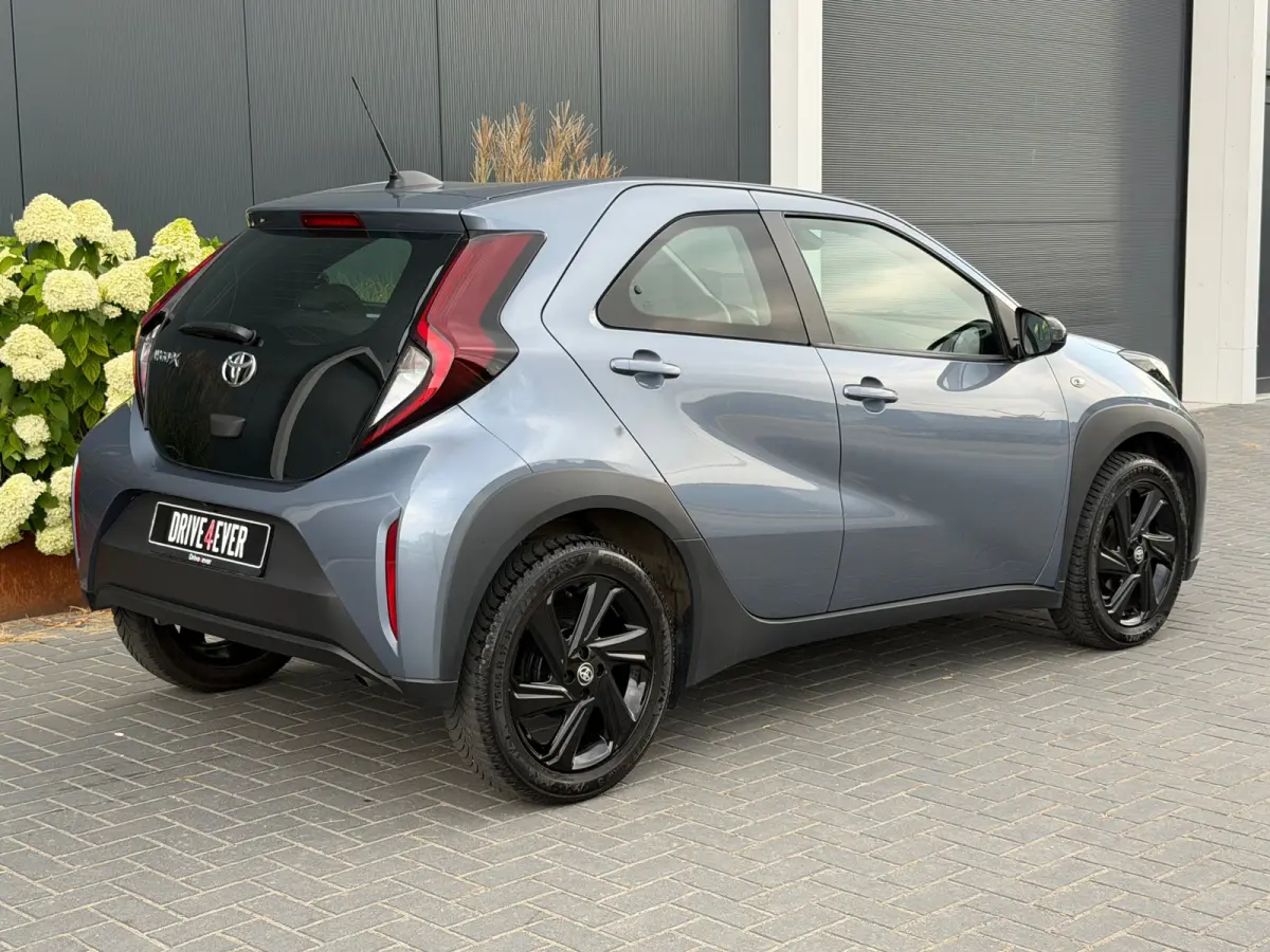1.0 VVT-i | Automaat | Camera | LED | NAVI