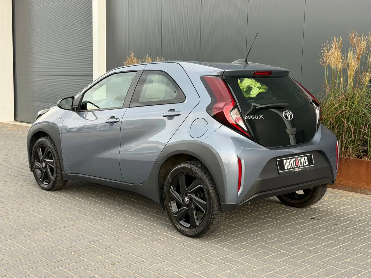 1.0 VVT-i | Automaat | Camera | LED | NAVI