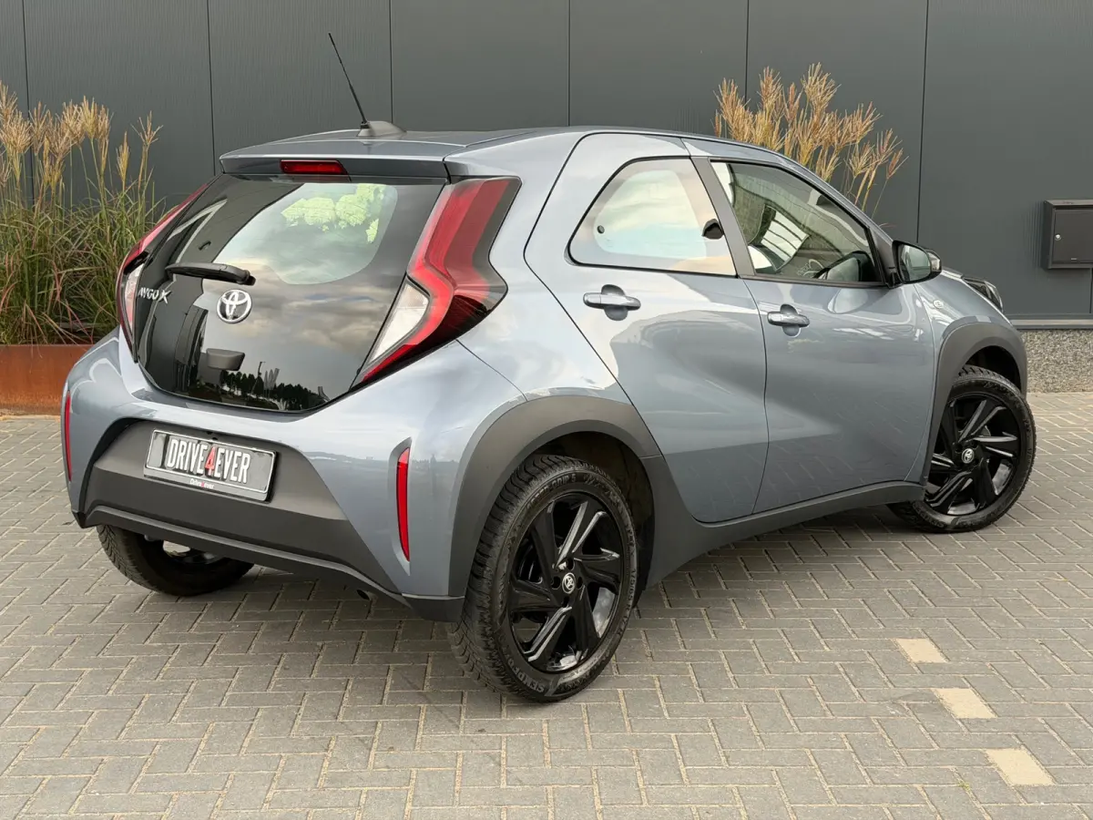 1.0 VVT-i | Automaat | Camera | LED | NAVI