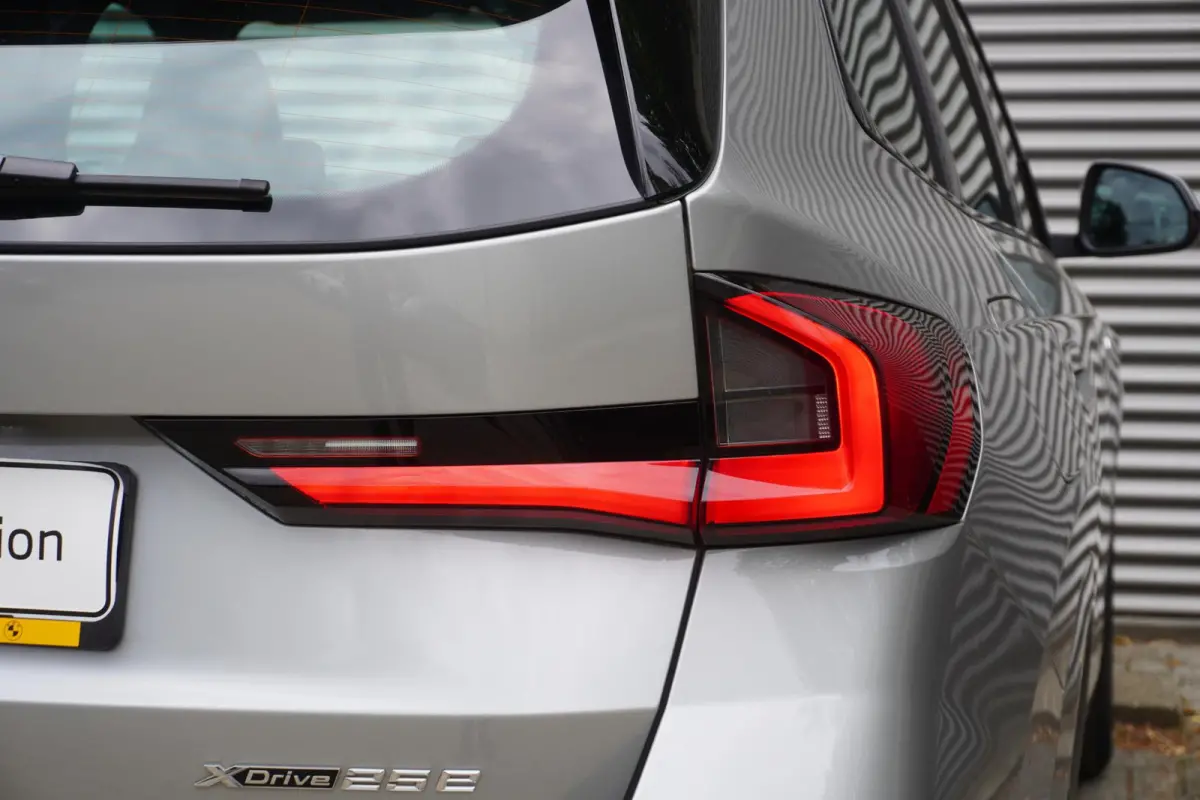 xDrive25e | M Sportpakket | Premium Pack | Driving Assistant Plus | Elektrisch verwarmde voorstoelen | Achteruitrijcamera | Comfort Access
