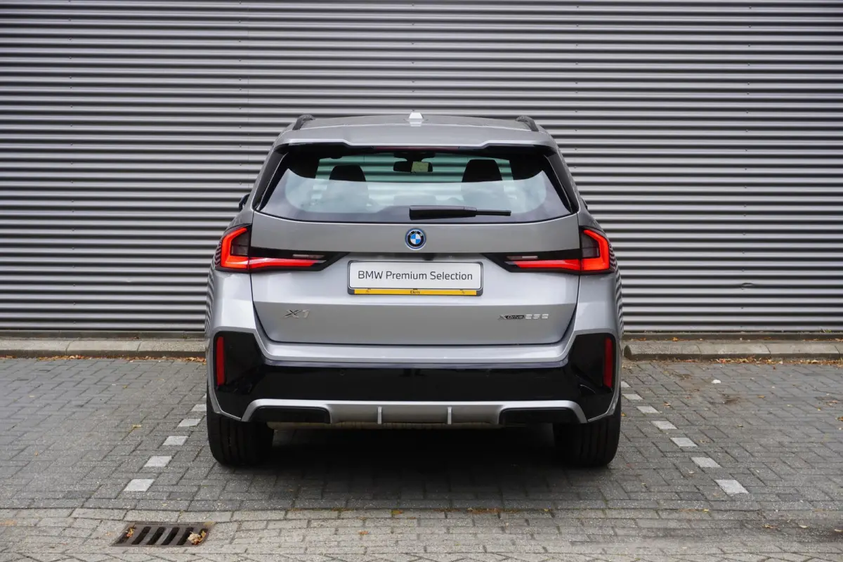 xDrive25e | M Sportpakket | Premium Pack | Driving Assistant Plus | Elektrisch verwarmde voorstoelen | Achteruitrijcamera | Comfort Access