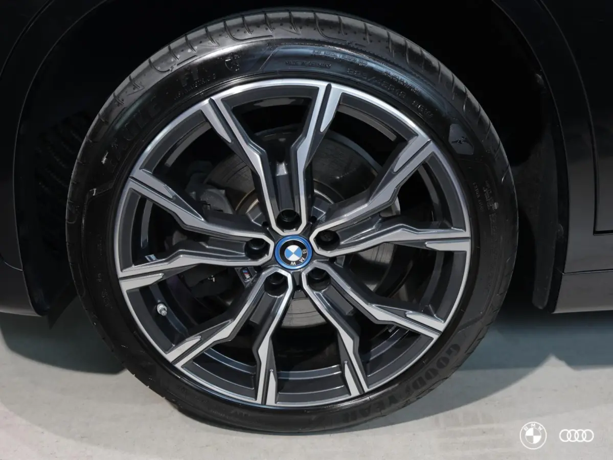 xDr25e M SPORT / HEADUP / HIFI / TREKHAAK / CAMERA / 19"