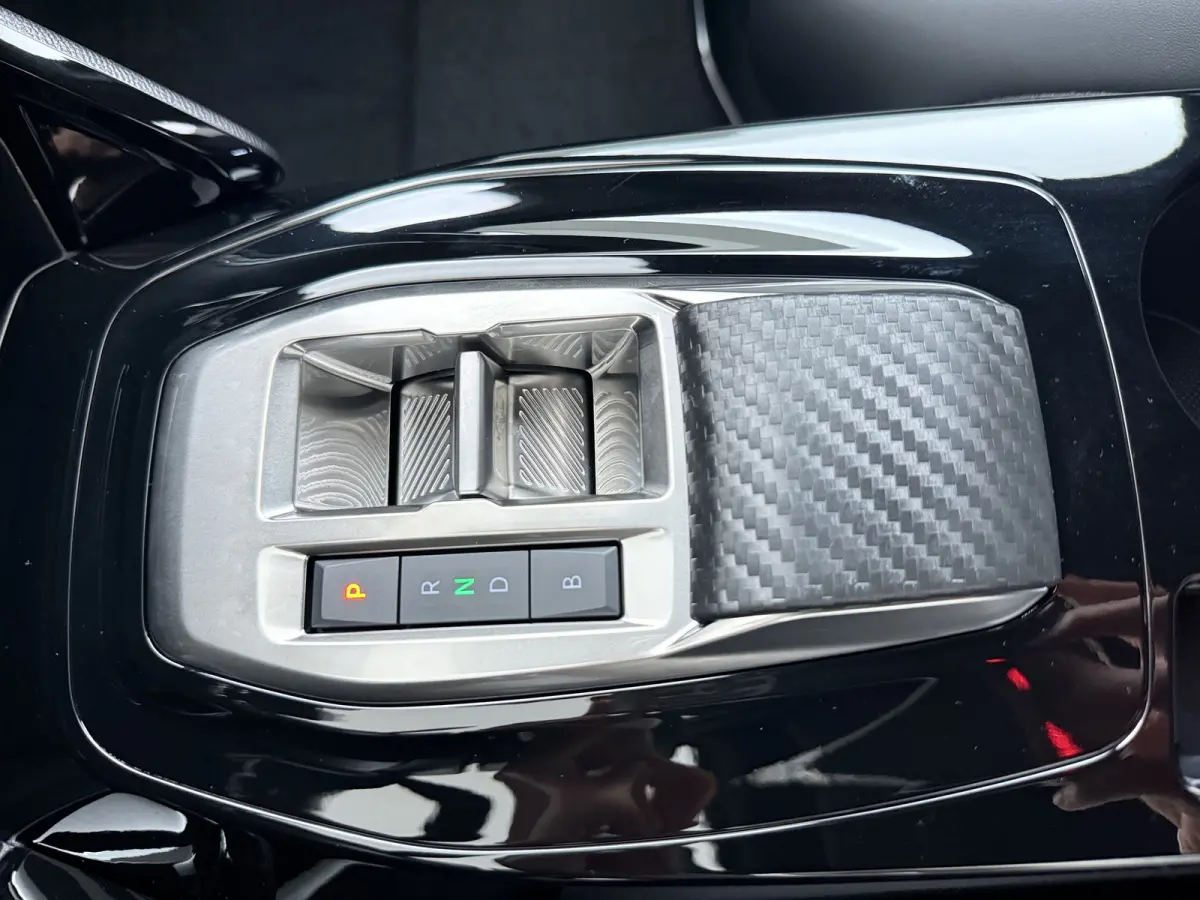 Allure | Active Safety Brake met camera en radar (automatisch noodremsysteem) met Distance Alert (waarschuwing dreigende aanrijding) | Advanced Active Safety Brake met camera en radar | Clim