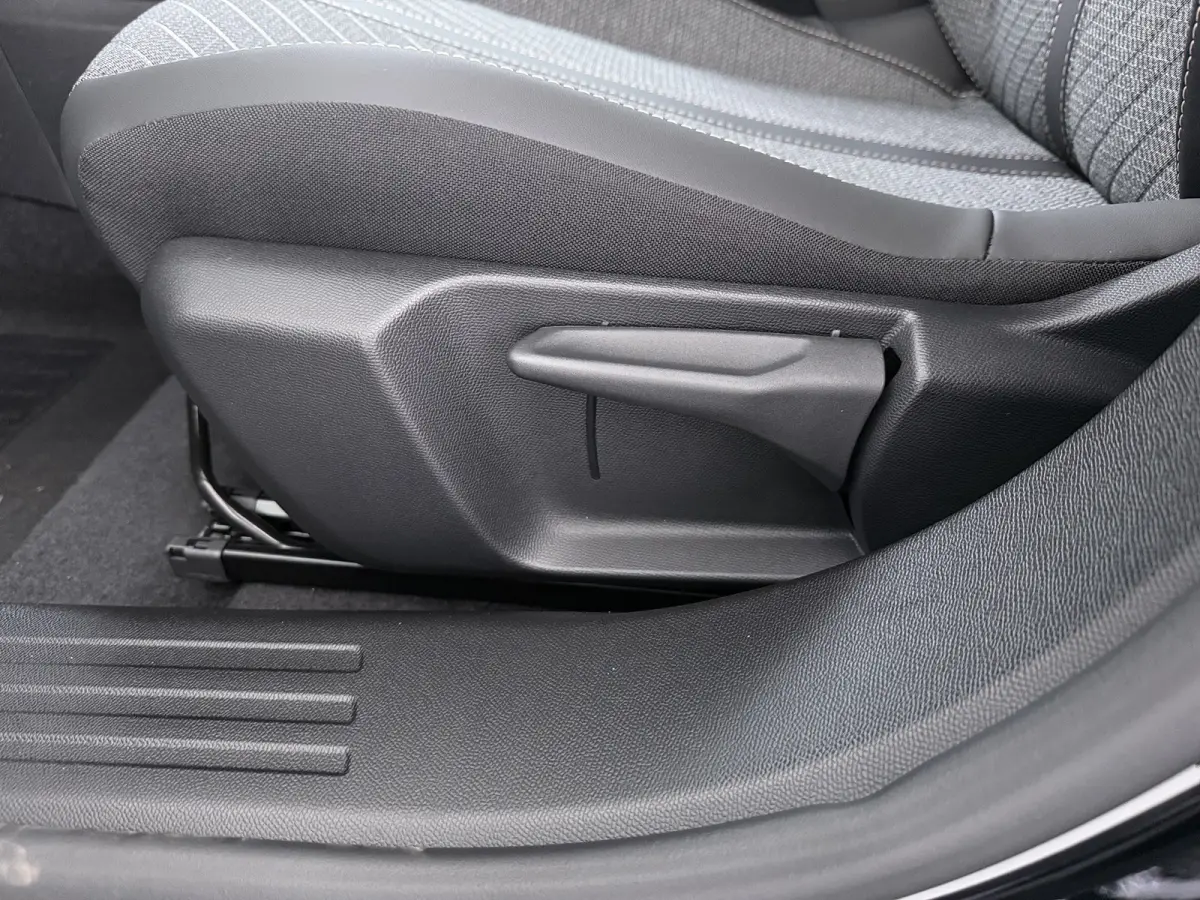 Allure | Active Safety Brake met camera en radar (automatisch noodremsysteem) met Distance Alert (waarschuwing dreigende aanrijding) | Advanced Active Safety Brake met camera en radar | Clim