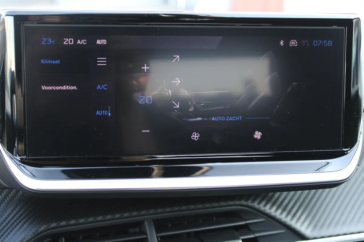 Business | Climate Control | Dashboard in zacht materiaal met carboneffect en hoogglans zwarte sierstrip | Extra getinte achterste zijruiten en achterruit