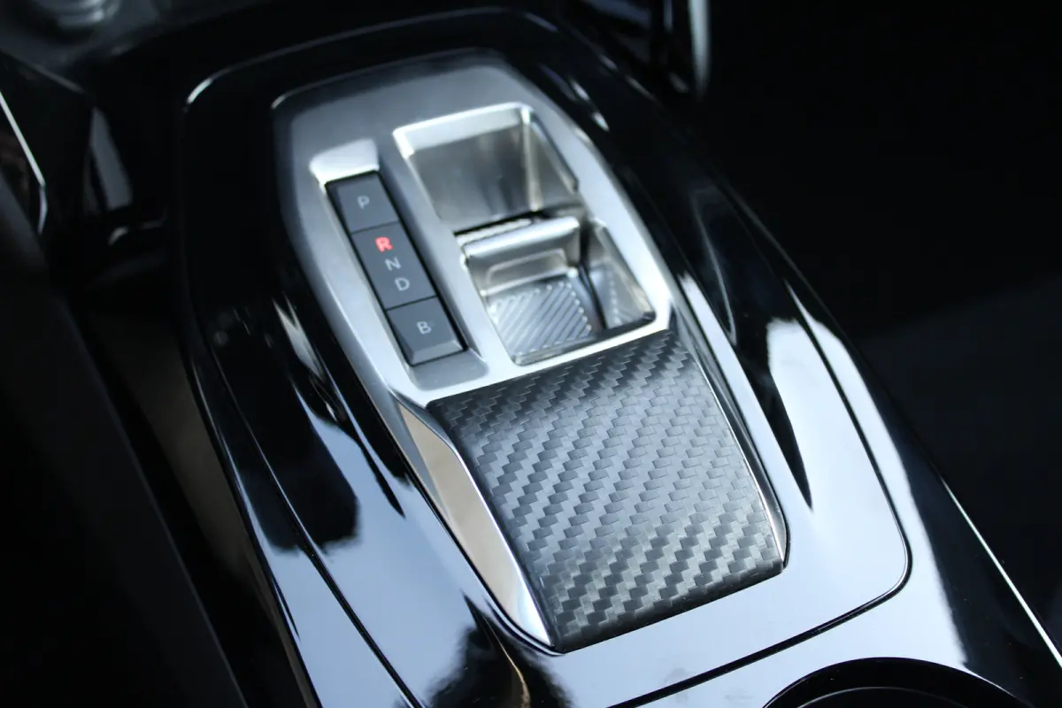 Business | Climate Control | Dashboard in zacht materiaal met carboneffect en hoogglans zwarte sierstrip | Extra getinte achterste zijruiten en achterruit