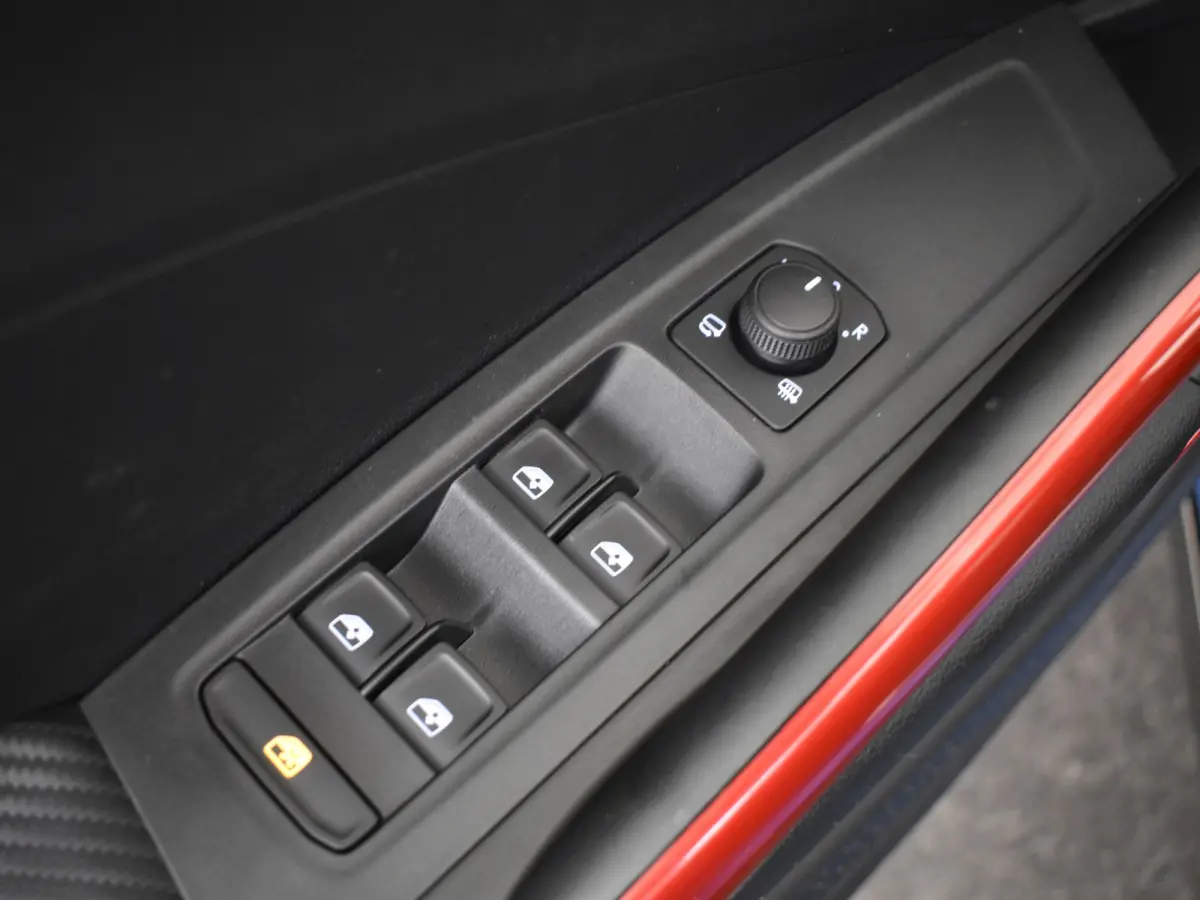 Monte Carlo | Achteruitrijcamera | Cruise control met speedlimiter | Driver Activity Assistant, vermoeidheid waarschuwingssysteem