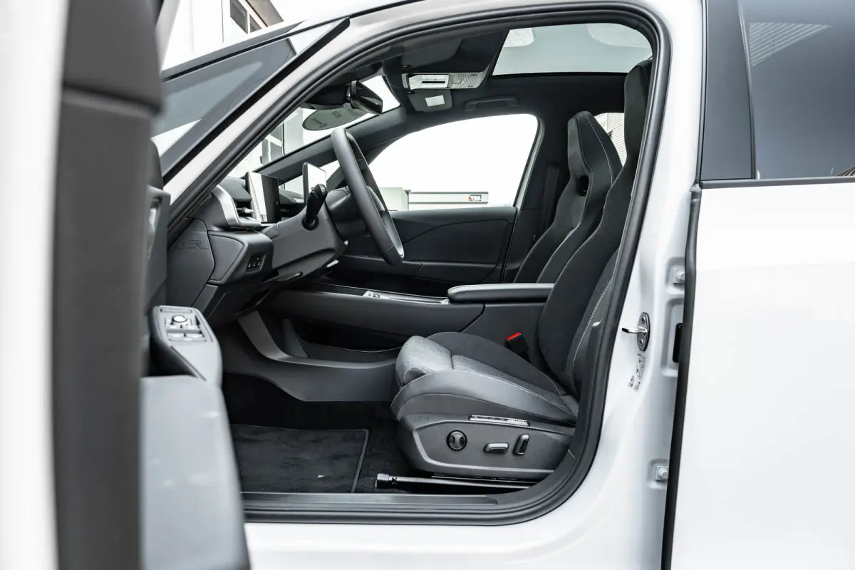 Style | Airconditioning automatisch, 2-zone (Climatronic) | Automatische afstandsregeling (Adaptive Cruise Control) | Buitenspiegels elektrisch instel-, verwarm- en inklapbaar