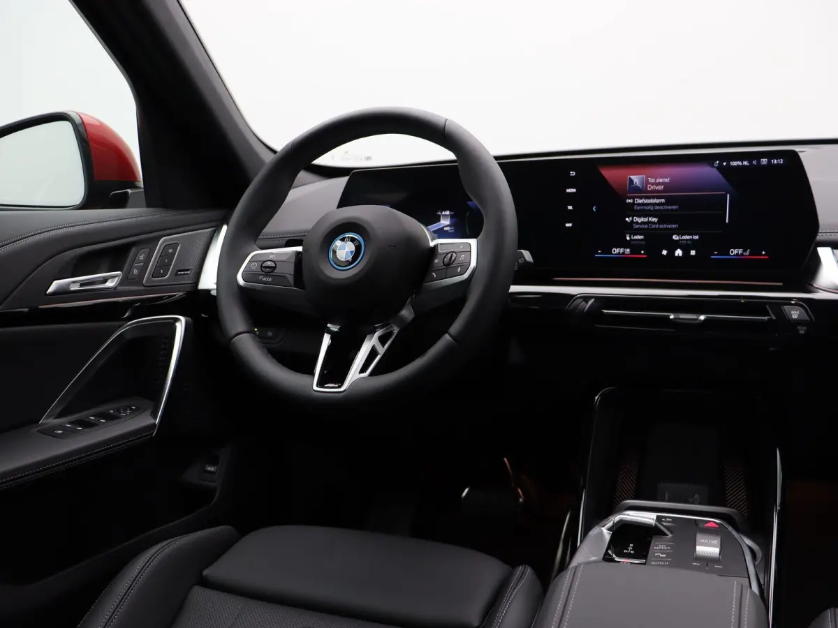 eDrive20 M Sportpakket Pro | SoH 100% | Premium Pack | Comfort Pack | Stuurwielrand verwarmd | Panoramadak | Harman Kardon | 19''