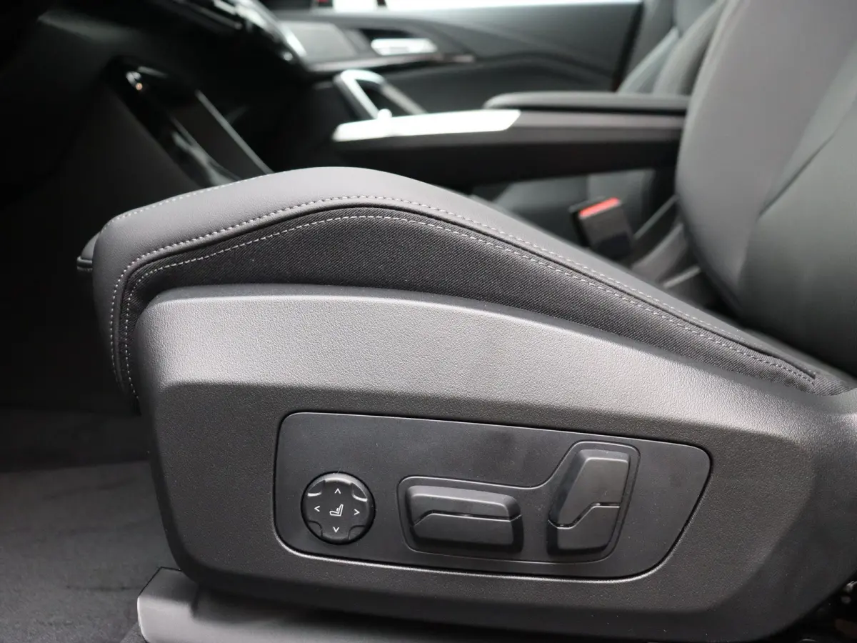 eDrive20 M Sportpakket Pro | SoH 100% | Premium Pack | Comfort Pack | Stuurwielrand verwarmd | Panoramadak | Harman Kardon | 19''
