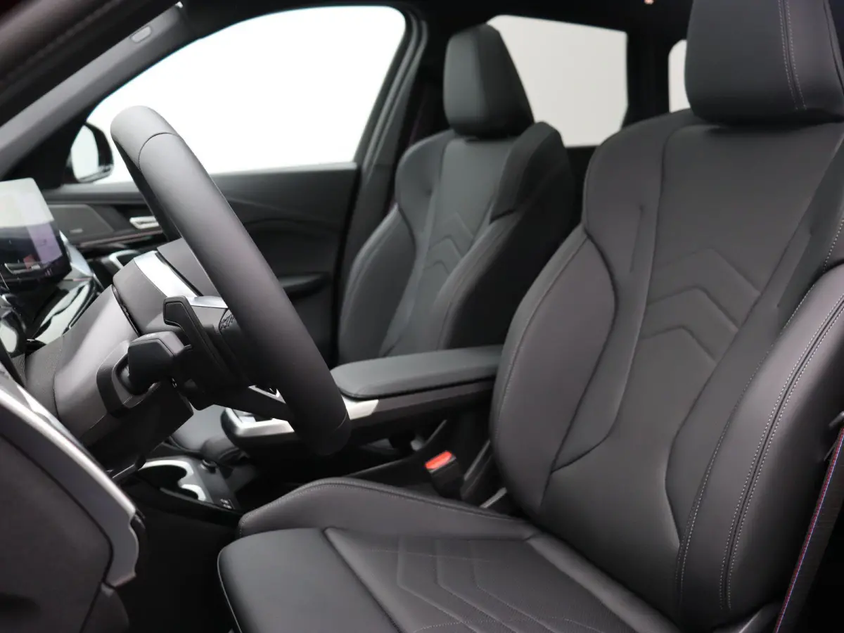 eDrive20 M Sportpakket Pro | SoH 100% | Premium Pack | Comfort Pack | Stuurwielrand verwarmd | Panoramadak | Harman Kardon | 19''