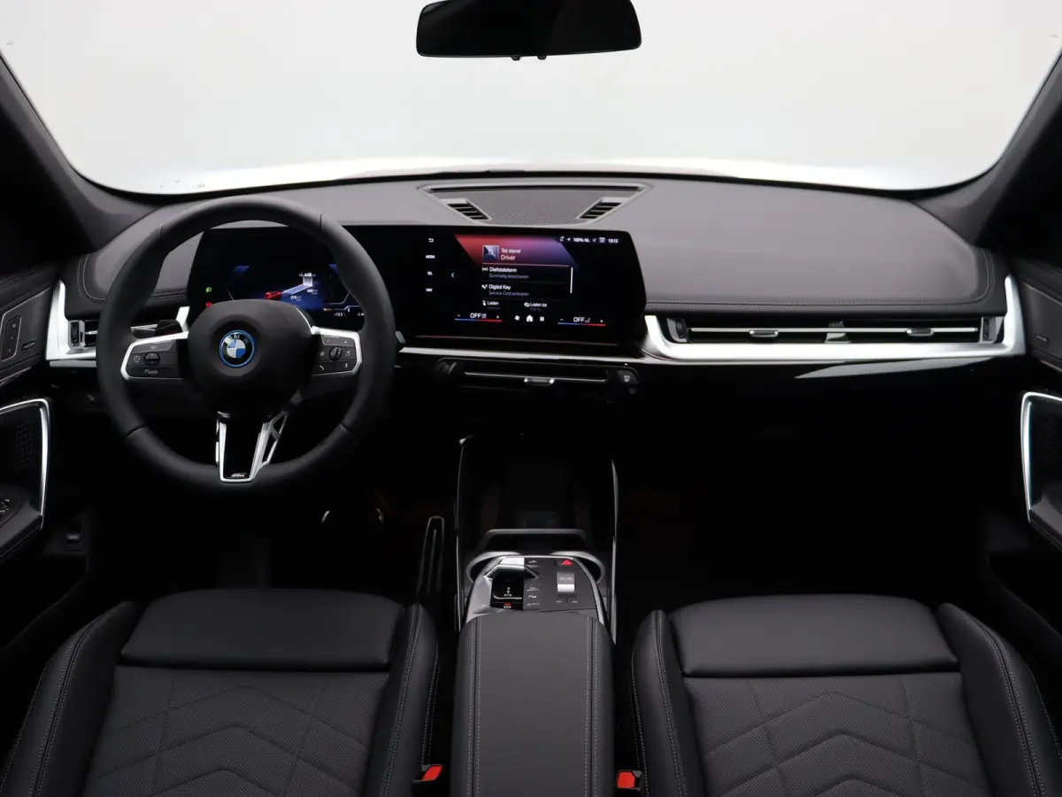 eDrive20 M Sportpakket Pro | SoH 100% | Premium Pack | Comfort Pack | Stuurwielrand verwarmd | Panoramadak | Harman Kardon | 19''