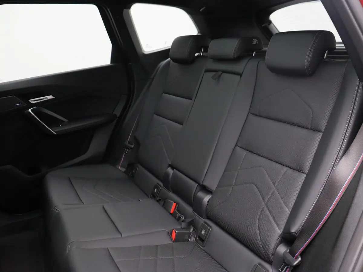 eDrive20 M Sportpakket Pro | SoH 100% | Premium Pack | Comfort Pack | Stuurwielrand verwarmd | Panoramadak | Harman Kardon | 19''