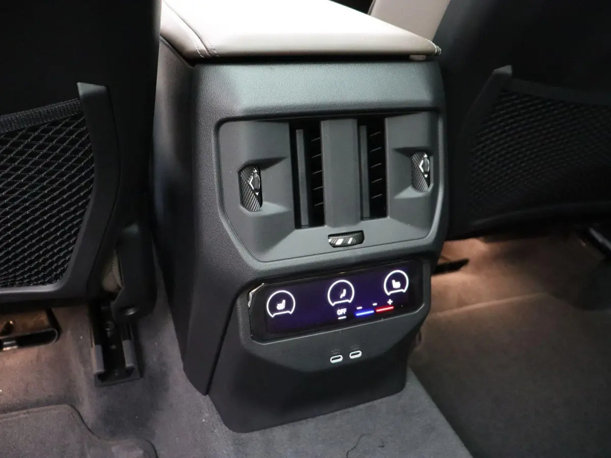 30e xDrive M Sportpakket Pro | SoH 100% |  Professional Pack | Comfort Pack | Premium Pack | Trekhaak | Panoramadak | Driving Assistant Professional | Harman Kardon | 21''