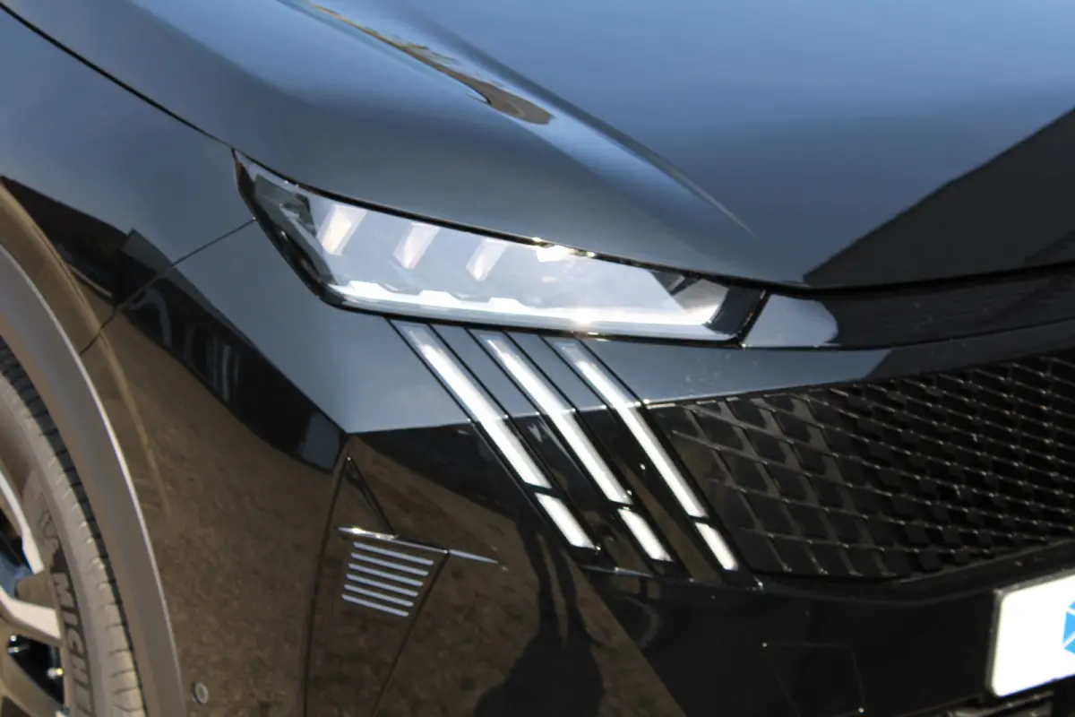GT | Adaptieve cruise control met Stop&Go functie | Elektrische parkeerrem | Extra getinte achterste zijruiten en achterruit