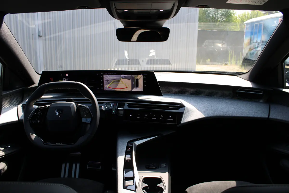 GT | Adaptieve cruise control met Stop&Go functie | Elektrische parkeerrem | Extra getinte achterste zijruiten en achterruit