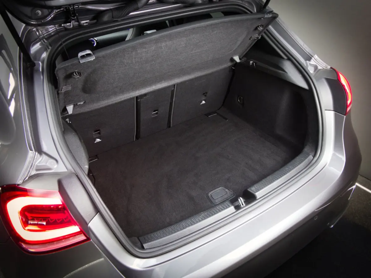 180 AMG Line (SFEERVERLICHTING, STOELVERWARMING, PANO, APPLE CARPLAY/ANDROID AUTO, MULTIFUNCTIONEEL STUUR)