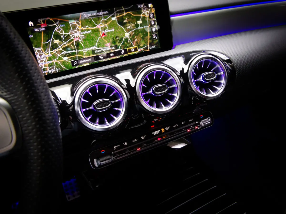 180 AMG Line (SFEERVERLICHTING, STOELVERWARMING, PANO, APPLE CARPLAY/ANDROID AUTO, MULTIFUNCTIONEEL STUUR)