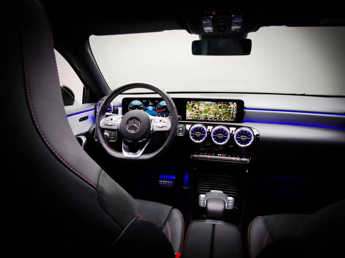 180 AMG Line (SFEERVERLICHTING, STOELVERWARMING, PANO, APPLE CARPLAY/ANDROID AUTO, MULTIFUNCTIONEEL STUUR)