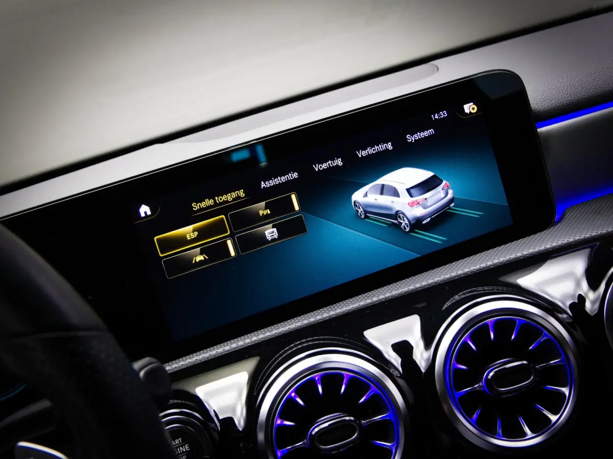 180 AMG Line (SFEERVERLICHTING, STOELVERWARMING, PANO, APPLE CARPLAY/ANDROID AUTO, MULTIFUNCTIONEEL STUUR)