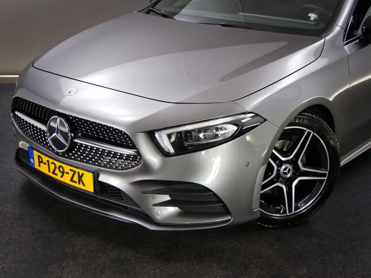 180 AMG Line (SFEERVERLICHTING, STOELVERWARMING, PANO, APPLE CARPLAY/ANDROID AUTO, MULTIFUNCTIONEEL STUUR)