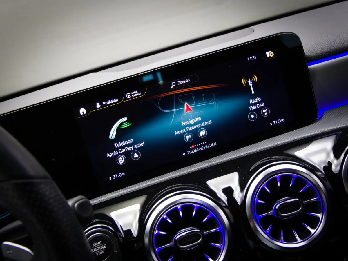 180 AMG Line (SFEERVERLICHTING, STOELVERWARMING, PANO, APPLE CARPLAY/ANDROID AUTO, MULTIFUNCTIONEEL STUUR)