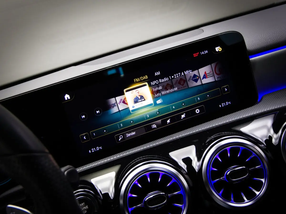 180 AMG Line (SFEERVERLICHTING, STOELVERWARMING, PANO, APPLE CARPLAY/ANDROID AUTO, MULTIFUNCTIONEEL STUUR)