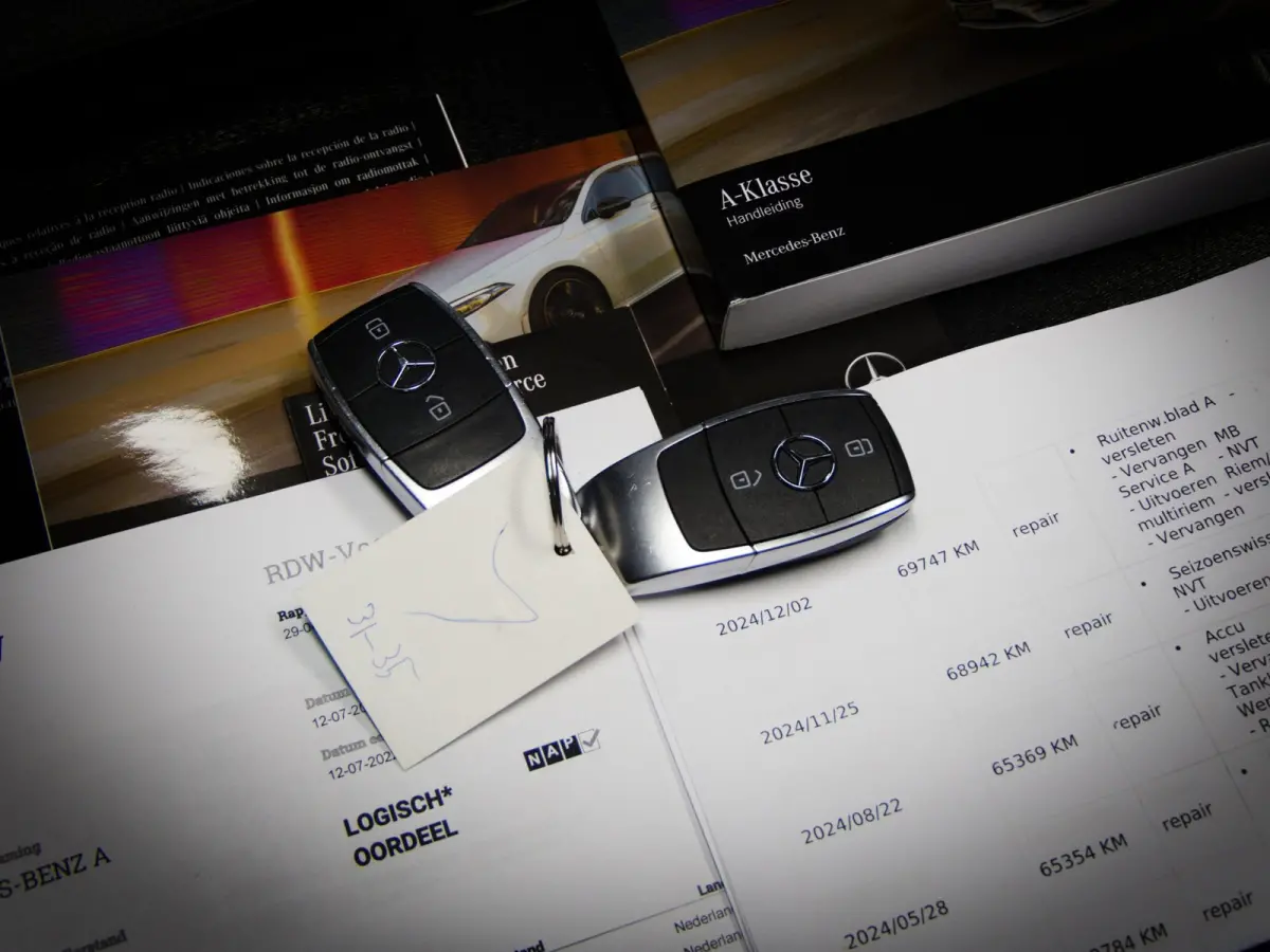 180 AMG Line (SFEERVERLICHTING, STOELVERWARMING, PANO, APPLE CARPLAY/ANDROID AUTO, MULTIFUNCTIONEEL STUUR)