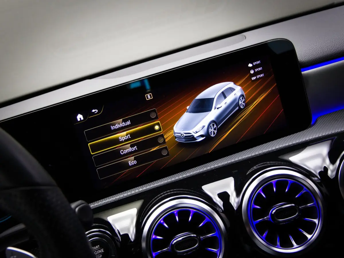 180 AMG Line (SFEERVERLICHTING, STOELVERWARMING, PANO, APPLE CARPLAY/ANDROID AUTO, MULTIFUNCTIONEEL STUUR)