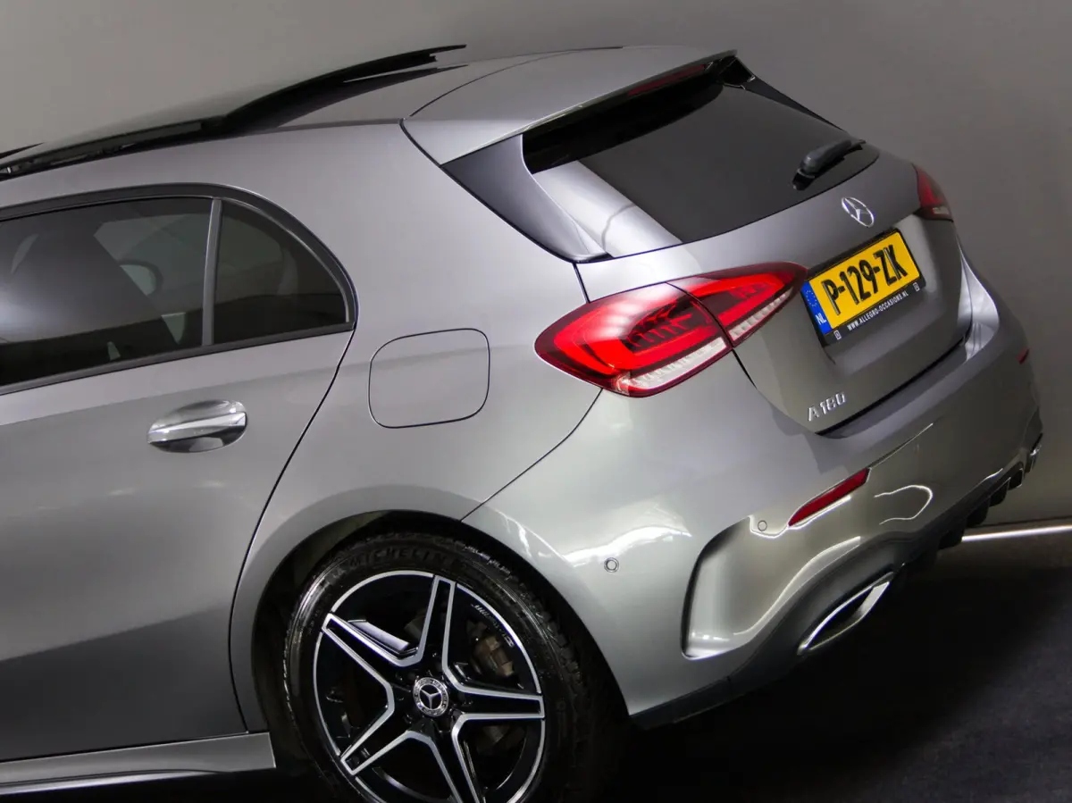 180 AMG Line (SFEERVERLICHTING, STOELVERWARMING, PANO, APPLE CARPLAY/ANDROID AUTO, MULTIFUNCTIONEEL STUUR)