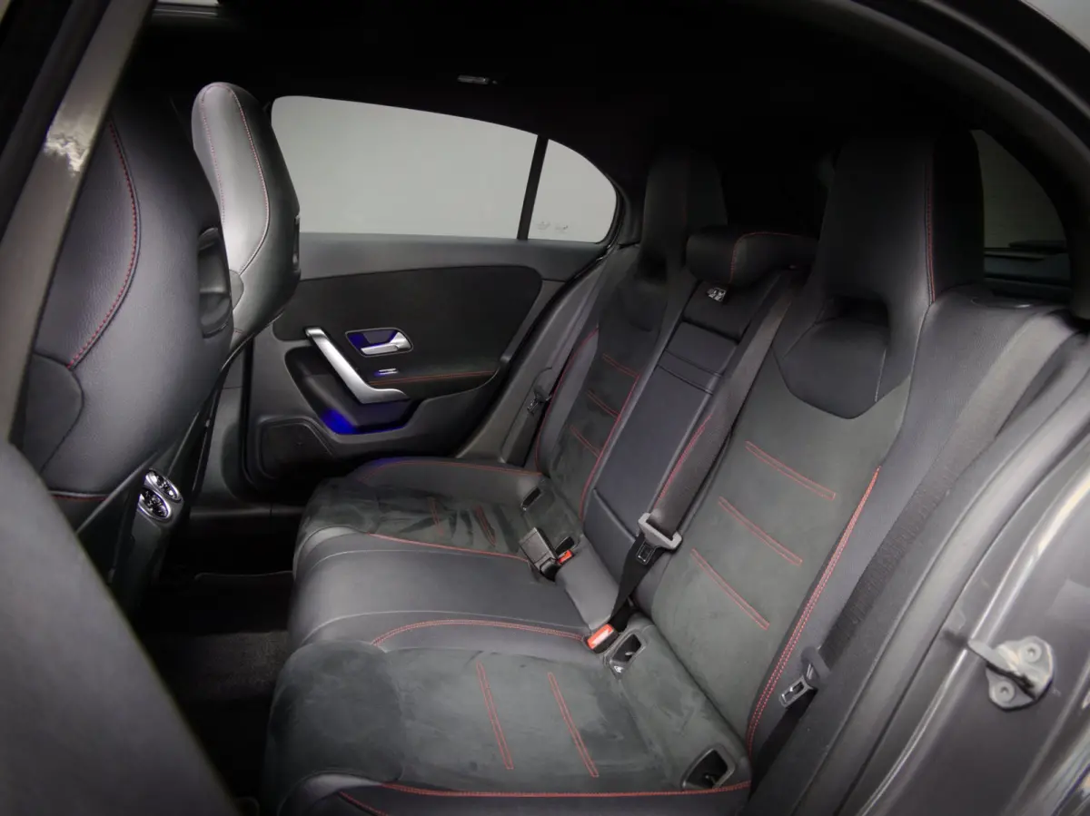 180 AMG Line (SFEERVERLICHTING, STOELVERWARMING, PANO, APPLE CARPLAY/ANDROID AUTO, MULTIFUNCTIONEEL STUUR)