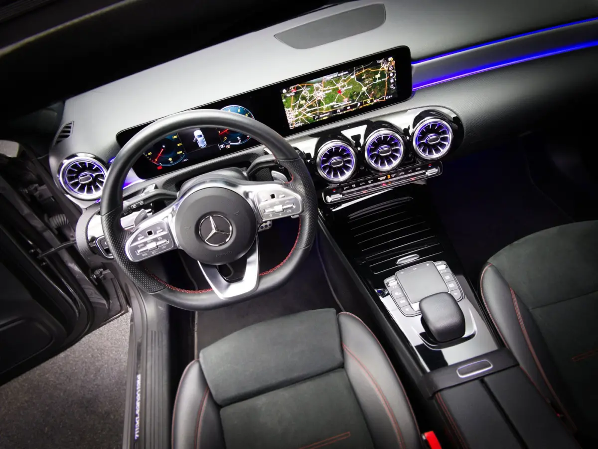 180 AMG Line (SFEERVERLICHTING, STOELVERWARMING, PANO, APPLE CARPLAY/ANDROID AUTO, MULTIFUNCTIONEEL STUUR)