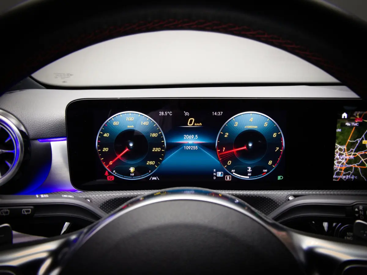 180 AMG Line (SFEERVERLICHTING, STOELVERWARMING, PANO, APPLE CARPLAY/ANDROID AUTO, MULTIFUNCTIONEEL STUUR)