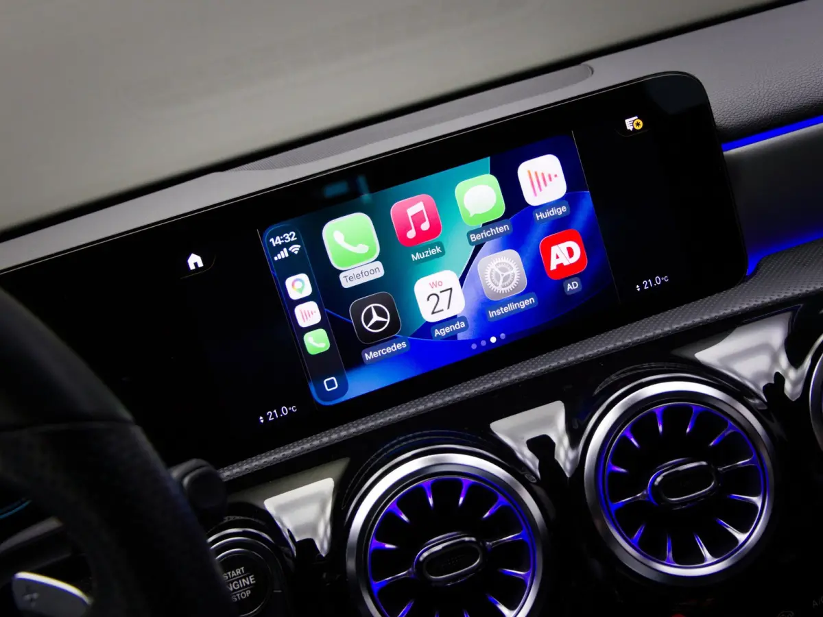 180 AMG Line (SFEERVERLICHTING, STOELVERWARMING, PANO, APPLE CARPLAY/ANDROID AUTO, MULTIFUNCTIONEEL STUUR)
