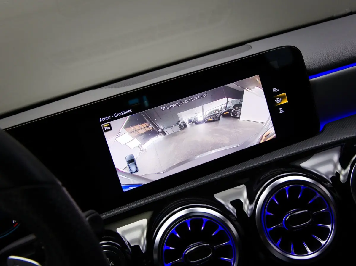 180 AMG Line (SFEERVERLICHTING, STOELVERWARMING, PANO, APPLE CARPLAY/ANDROID AUTO, MULTIFUNCTIONEEL STUUR)