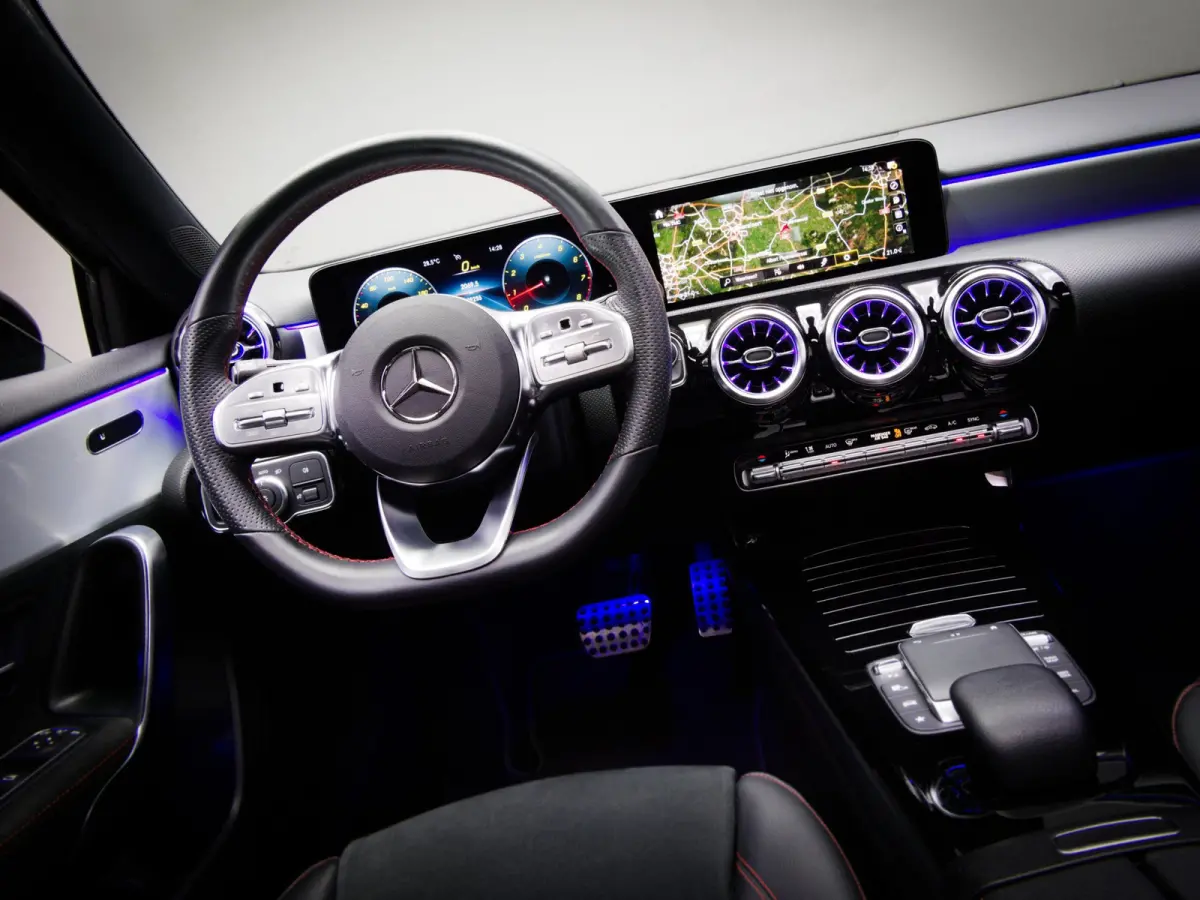 180 AMG Line (SFEERVERLICHTING, STOELVERWARMING, PANO, APPLE CARPLAY/ANDROID AUTO, MULTIFUNCTIONEEL STUUR)