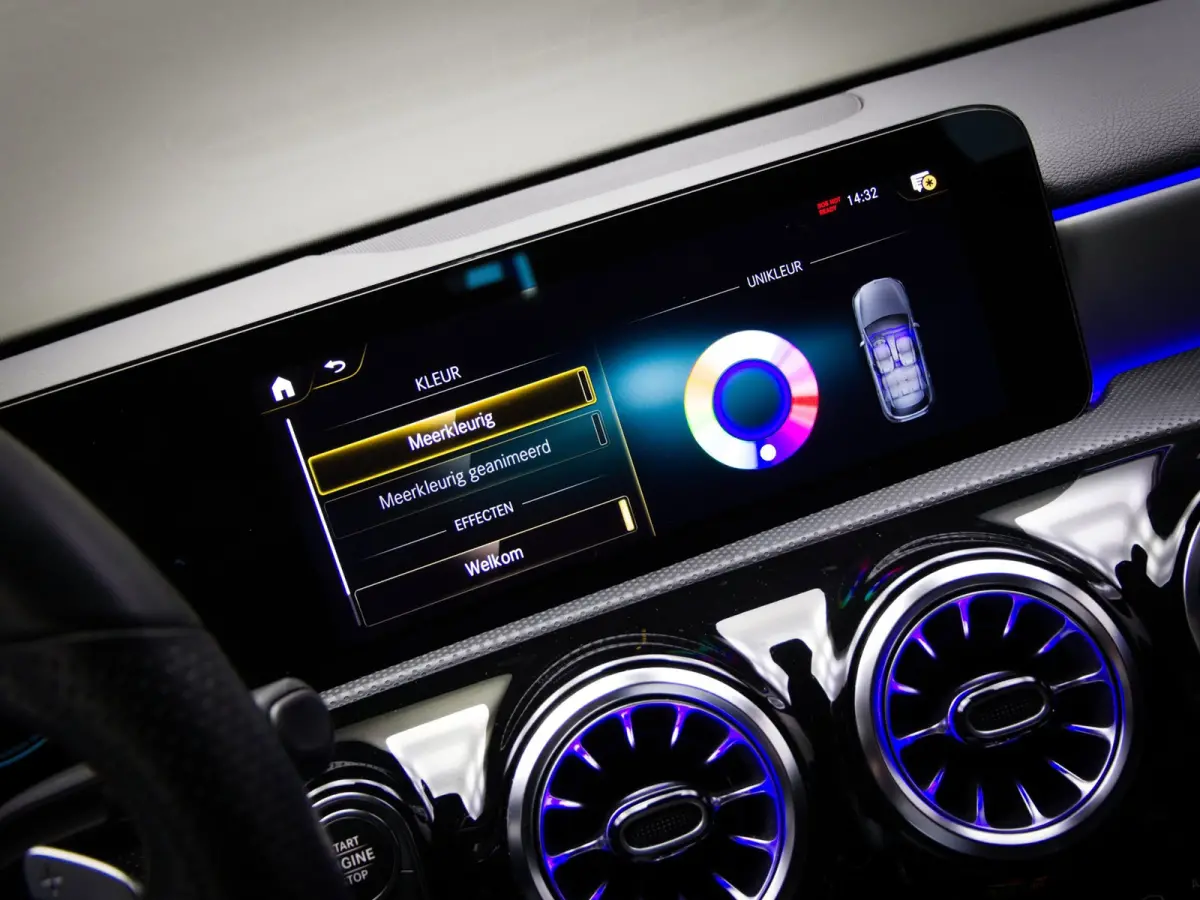 180 AMG Line (SFEERVERLICHTING, STOELVERWARMING, PANO, APPLE CARPLAY/ANDROID AUTO, MULTIFUNCTIONEEL STUUR)