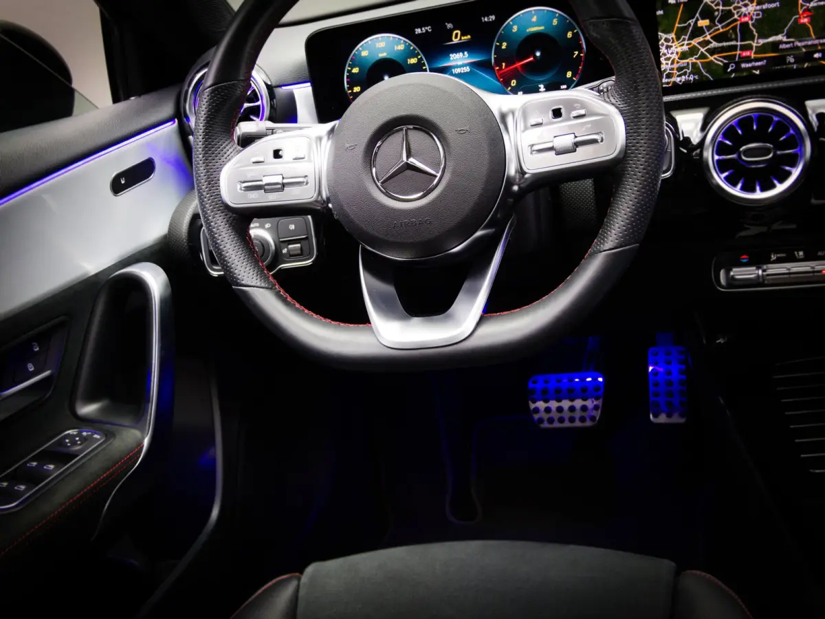 180 AMG Line (SFEERVERLICHTING, STOELVERWARMING, PANO, APPLE CARPLAY/ANDROID AUTO, MULTIFUNCTIONEEL STUUR)