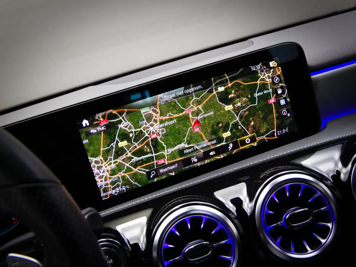 180 AMG Line (SFEERVERLICHTING, STOELVERWARMING, PANO, APPLE CARPLAY/ANDROID AUTO, MULTIFUNCTIONEEL STUUR)