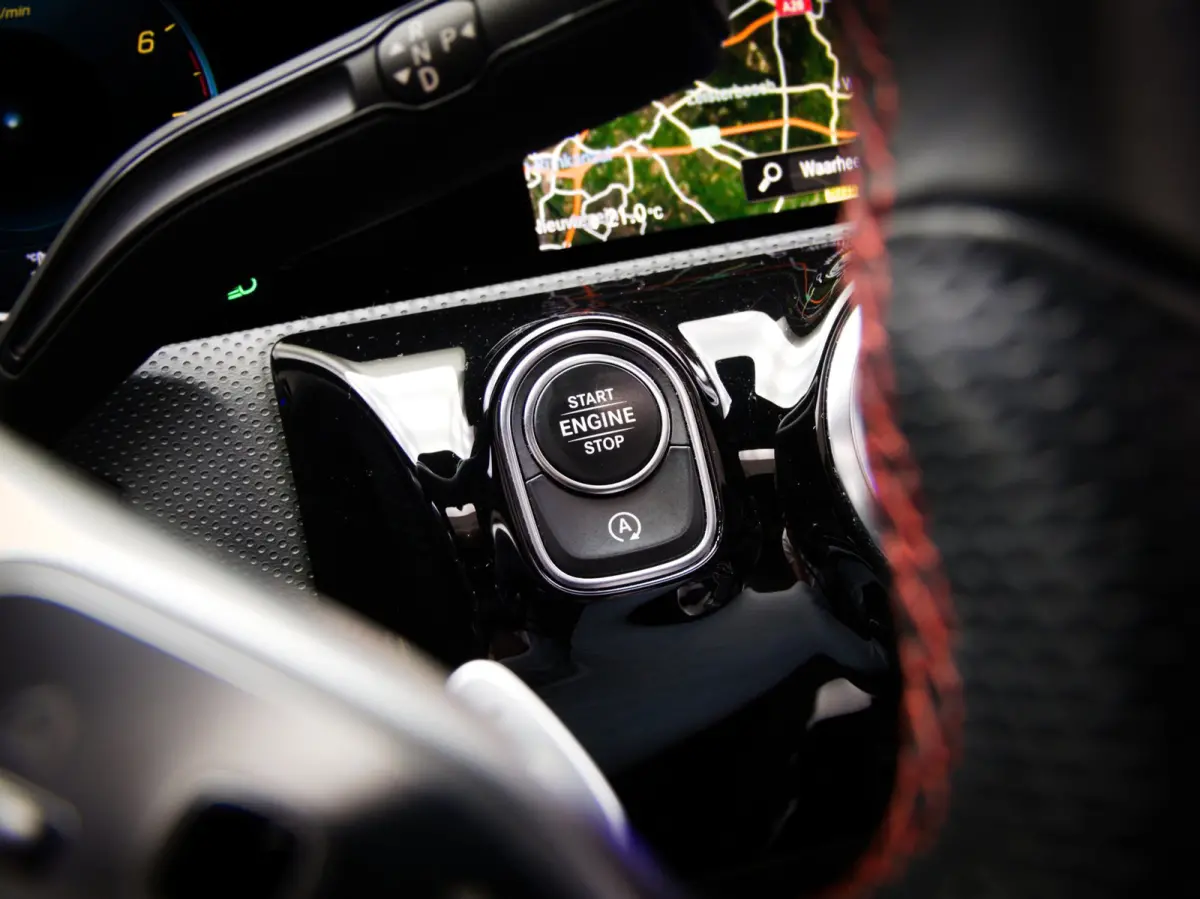 180 AMG Line (SFEERVERLICHTING, STOELVERWARMING, PANO, APPLE CARPLAY/ANDROID AUTO, MULTIFUNCTIONEEL STUUR)