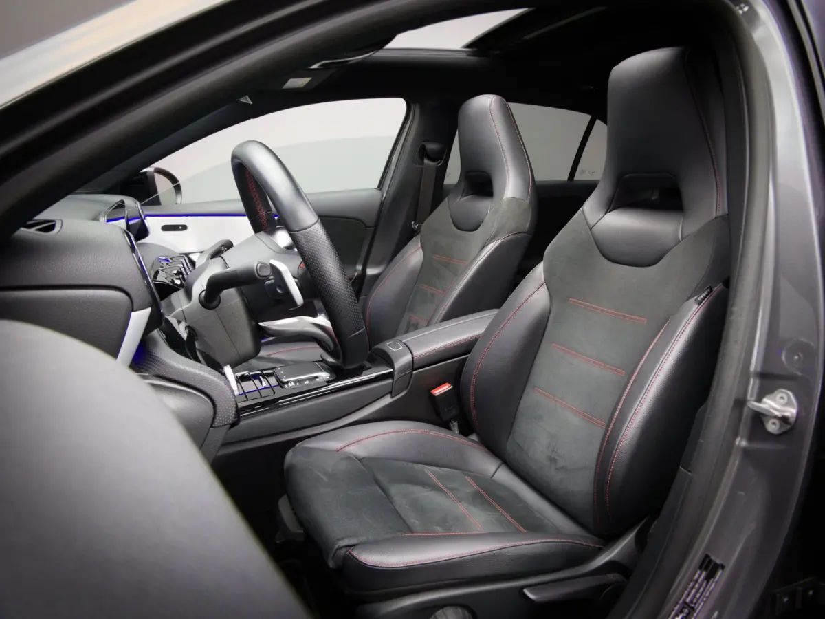 180 AMG Line (SFEERVERLICHTING, STOELVERWARMING, PANO, APPLE CARPLAY/ANDROID AUTO, MULTIFUNCTIONEEL STUUR)