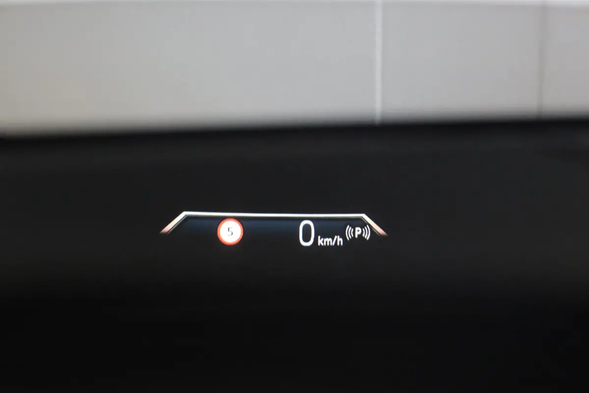 225e xDrive | Head-Up Display | Voorstoelen Verwarmd | SOH 99,3% | Rondomzicht Camera | Keyless Entry | Adaptief Cruise Control