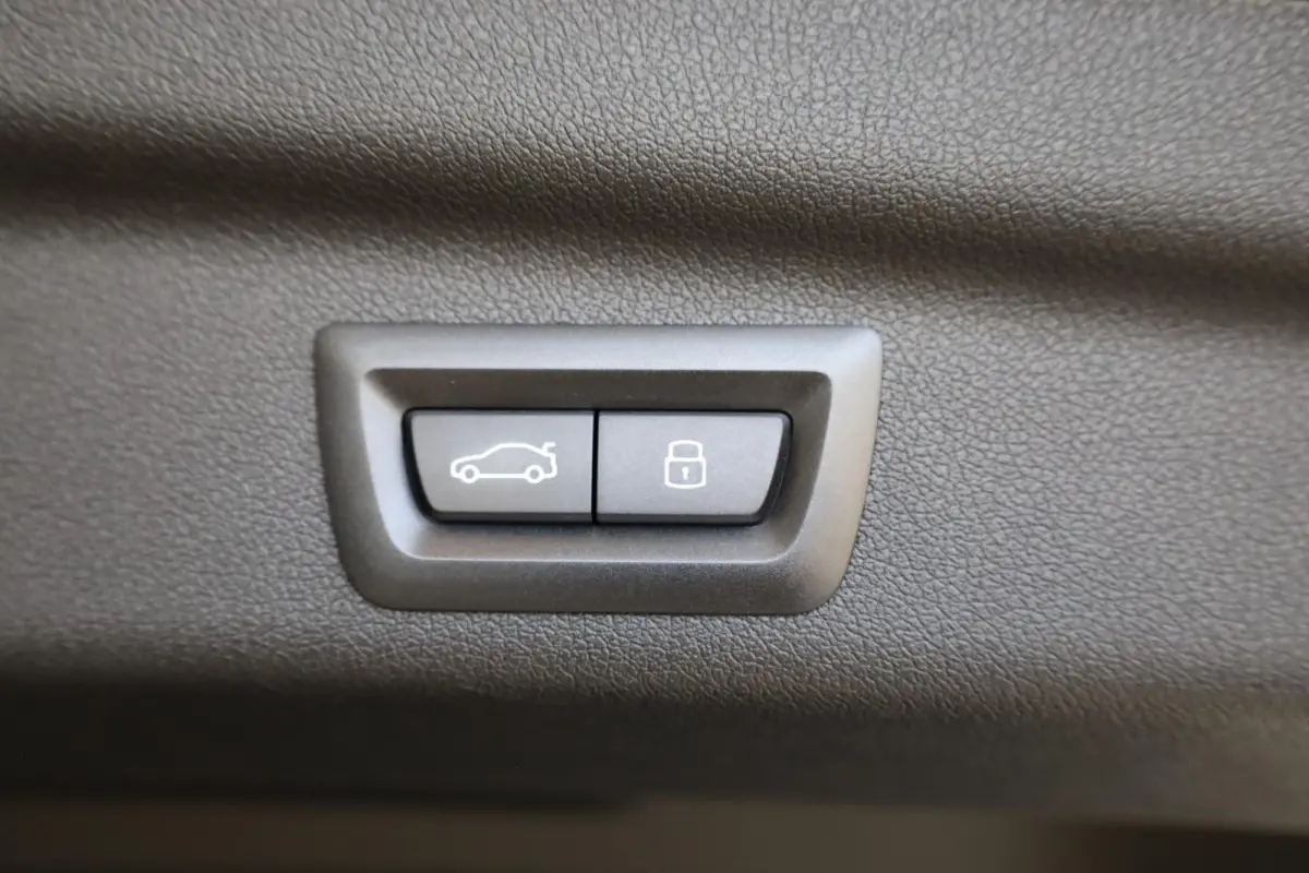225e xDrive | Head-Up Display | Voorstoelen Verwarmd | SOH 99,3% | Rondomzicht Camera | Keyless Entry | Adaptief Cruise Control