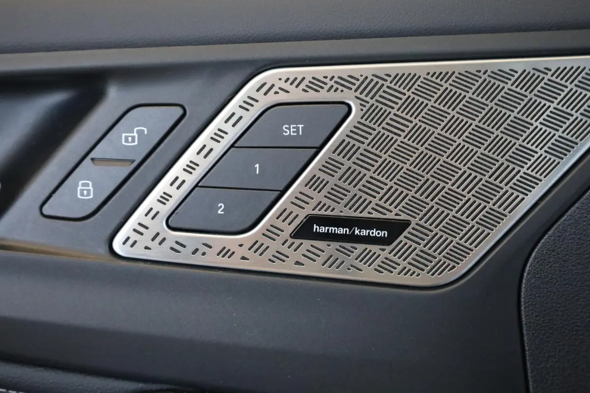 225e xDrive | Head-Up Display | Voorstoelen Verwarmd | SOH 99,3% | Rondomzicht Camera | Keyless Entry | Adaptief Cruise Control