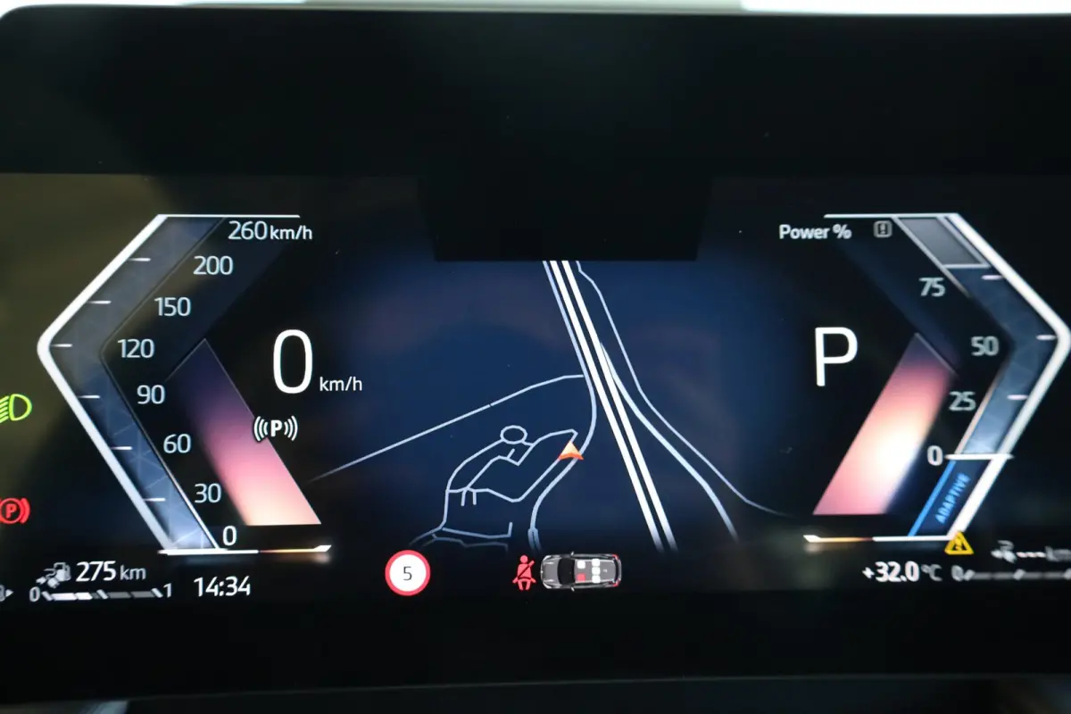 225e xDrive | Head-Up Display | Voorstoelen Verwarmd | SOH 99,3% | Rondomzicht Camera | Keyless Entry | Adaptief Cruise Control
