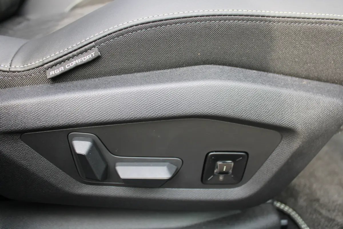 1.6 Plug-in Hybrid 195 GT | Automaat | Panorama/schuifdak | Luxe stoelen | Origineel NL auto | 7.500km | Navigatie | Camera |