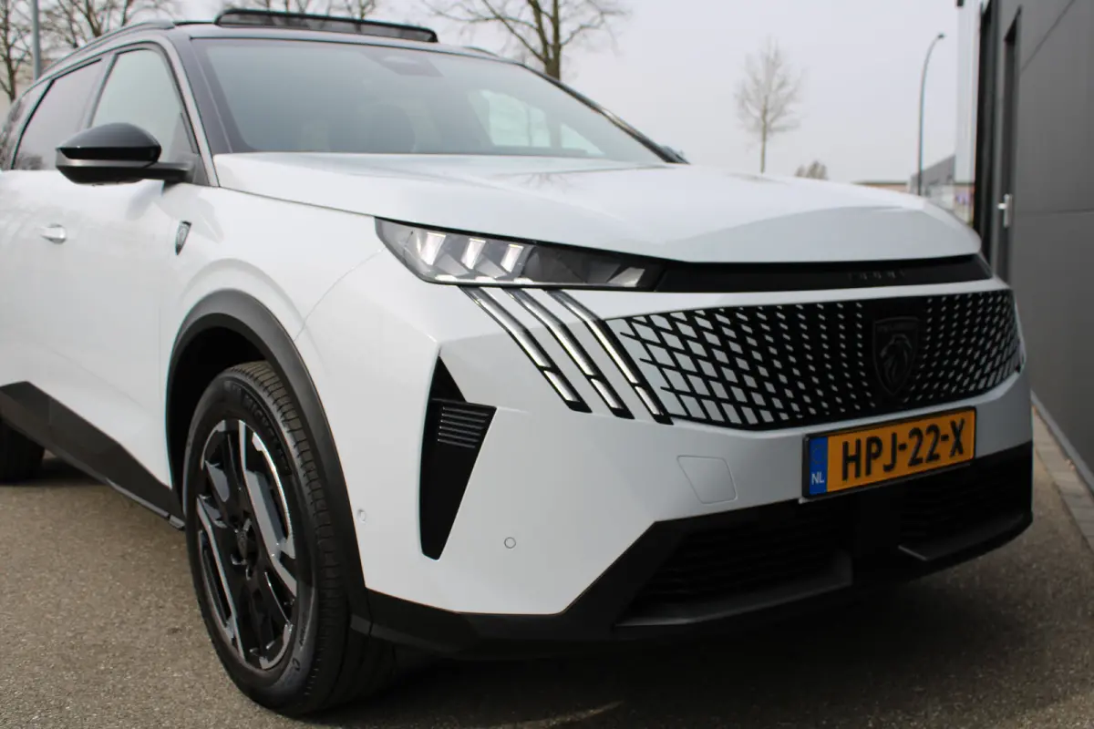 1.6 Plug-in Hybrid 195 GT | Automaat | Panorama/schuifdak | Luxe stoelen | Origineel NL auto | 7.500km | Navigatie | Camera |