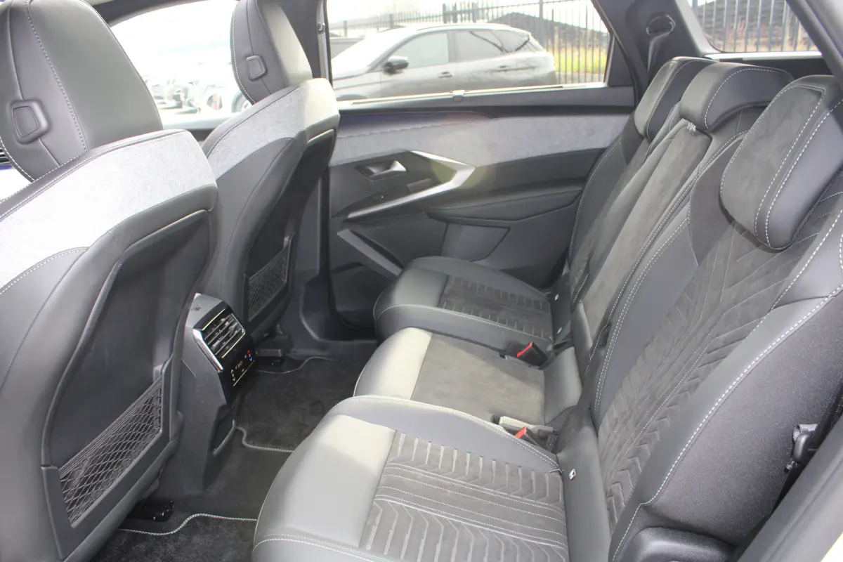 1.6 Plug-in Hybrid 195 GT | Automaat | Panorama/schuifdak | Luxe stoelen | Origineel NL auto | 7.500km | Navigatie | Camera |
